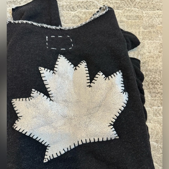MADE ON GRAND BLACK SWEATER W MAPLE LEAF APPLIQUÉ AND EXPOSED STITCHING SZ LARGE - Picture 6 of 6